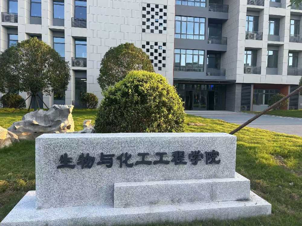 巴音郭楞蒙古自治州扬州职业大学体育场高杆灯项目